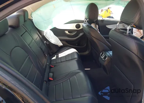 2018 Mercedes-Benz C 300 z USA, uszkodzony, nr VIN 55SWF4JB4JU243764